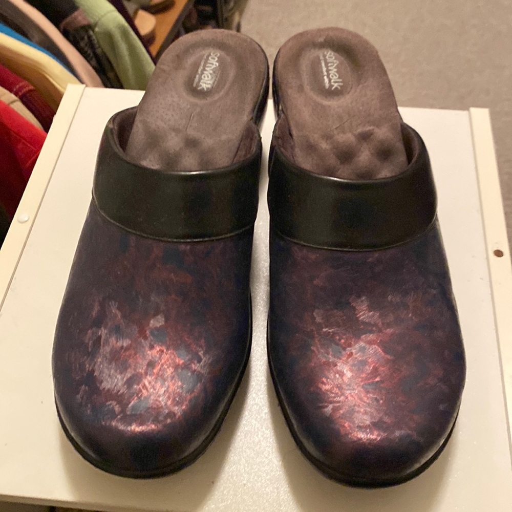 Soft Walk nursing clogs. Excellent condition.